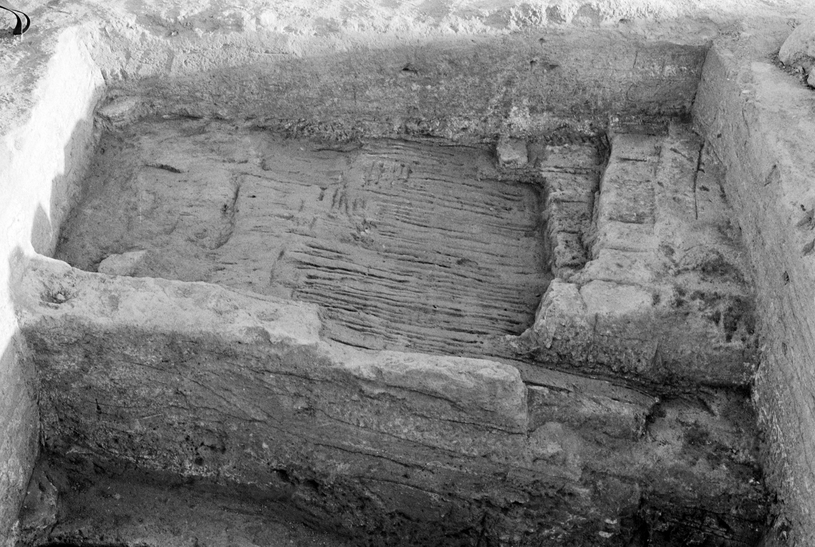 Oueli - Grenier 87.71 plancher de roseau bien conservé reposant sur des murets de briques